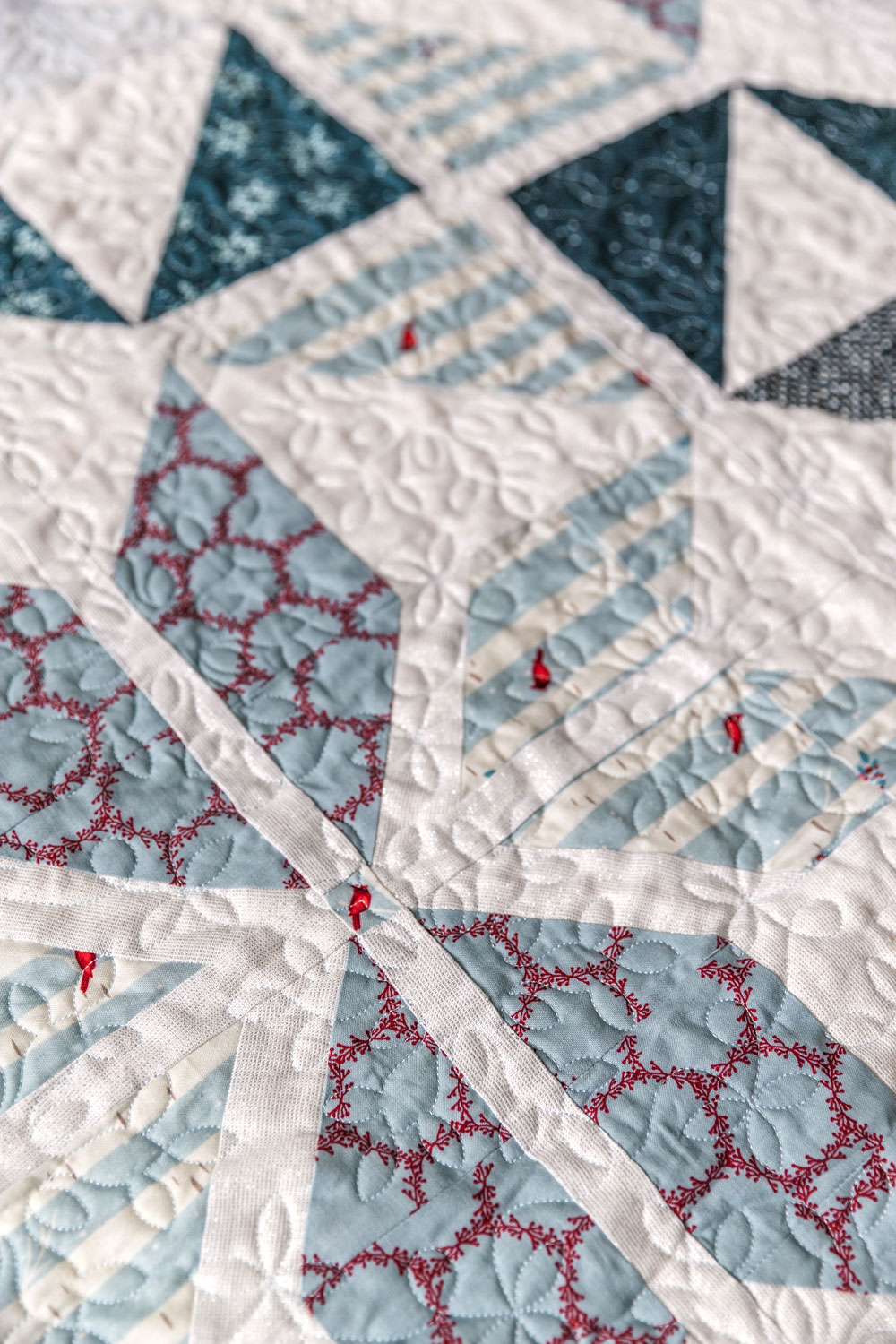 Holiday Party is a fat quarter friendly Christmas quilt pattern that includes a video tutorial and lots of different sizes and color variations! suzyquilts.com #christmasquilt #quiltpattern 