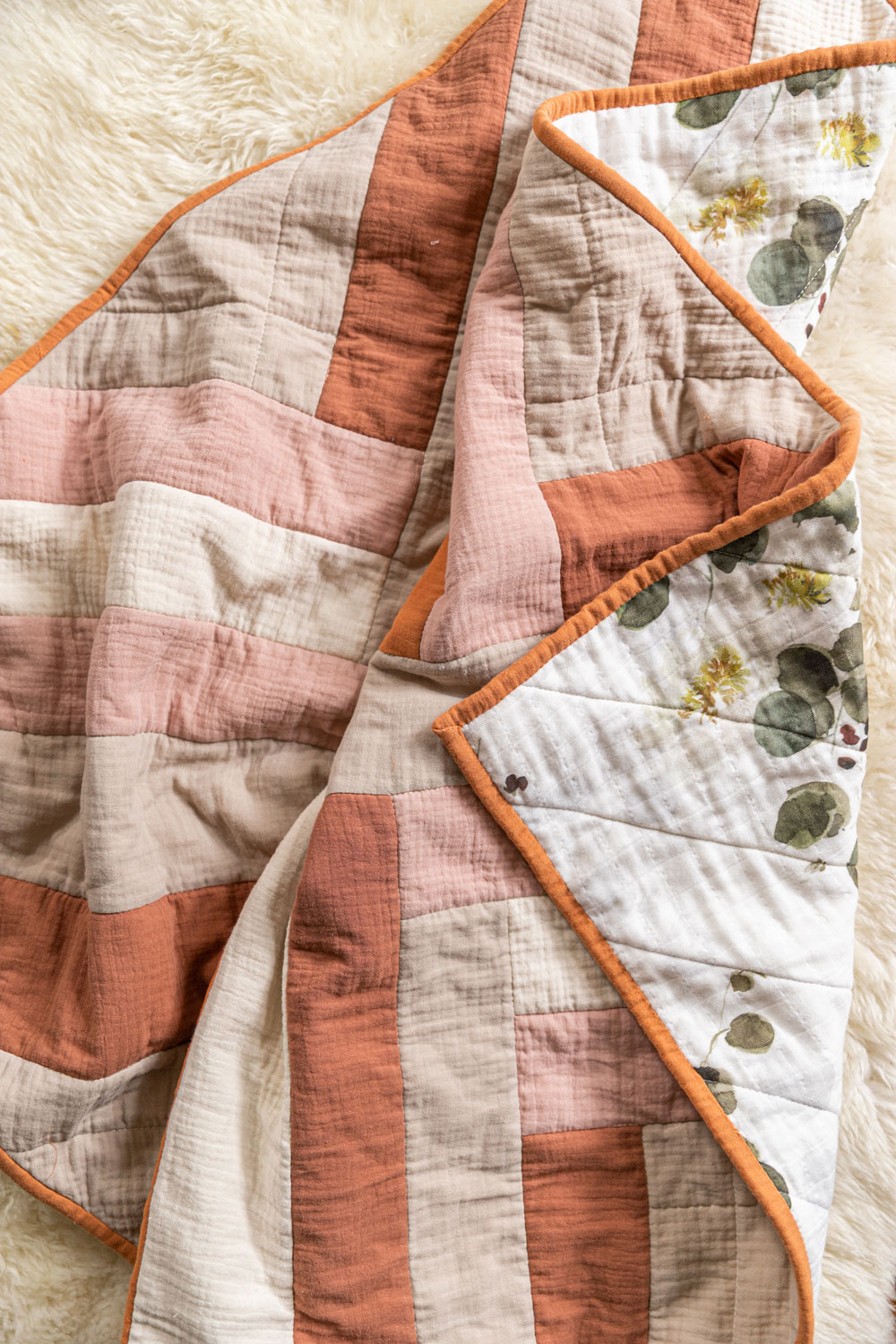 The Maypole design is the fastest baby quilt pattern you can make! It's beginner friendly and made using large strips of fabric. suzyquilts.com #babyquilt #quilting