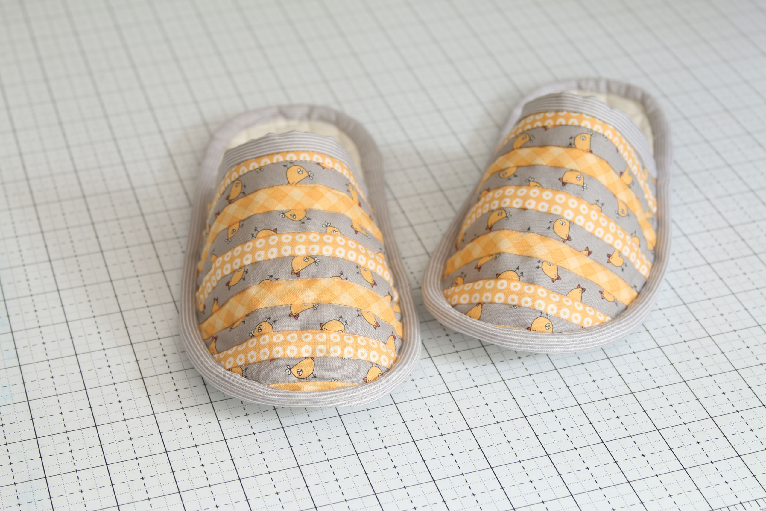 Learn everything you need to know to make a pair of quilted slippers that are just your size in this beginner-friendly photo tutorial! suzyquilts.com #quilting #sewingdiy