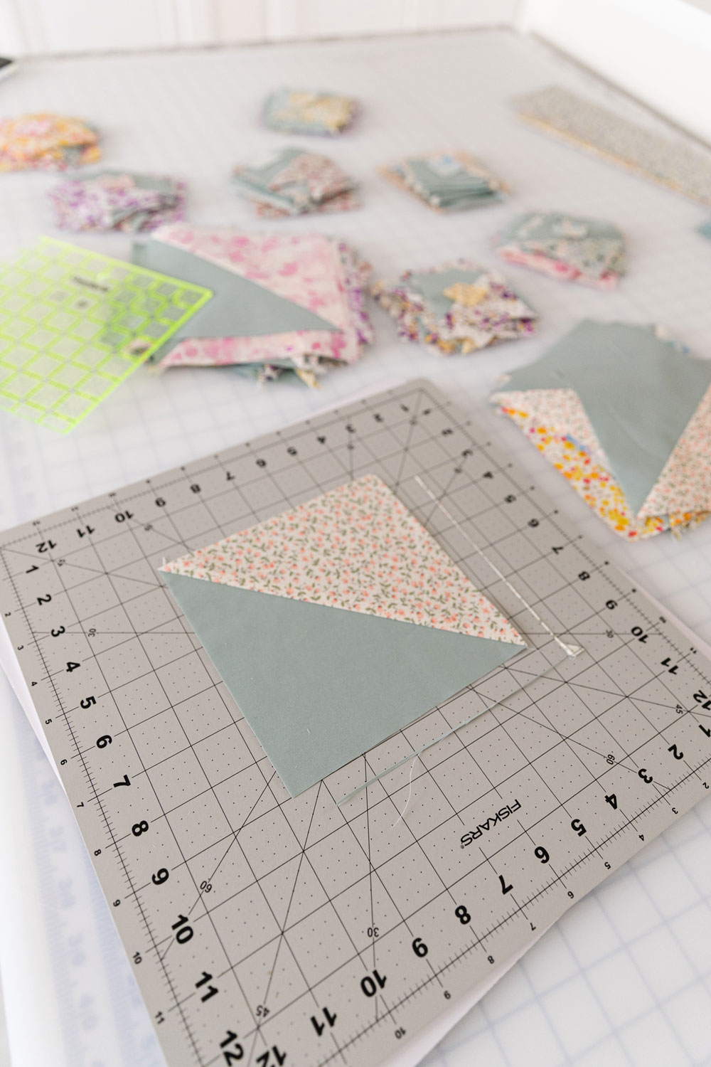 The Holiday Party quilt along includes added tutorials, instruction and quilting tips to sew this fat quarter modern quilt. suzyquilts.com #quilt #sew