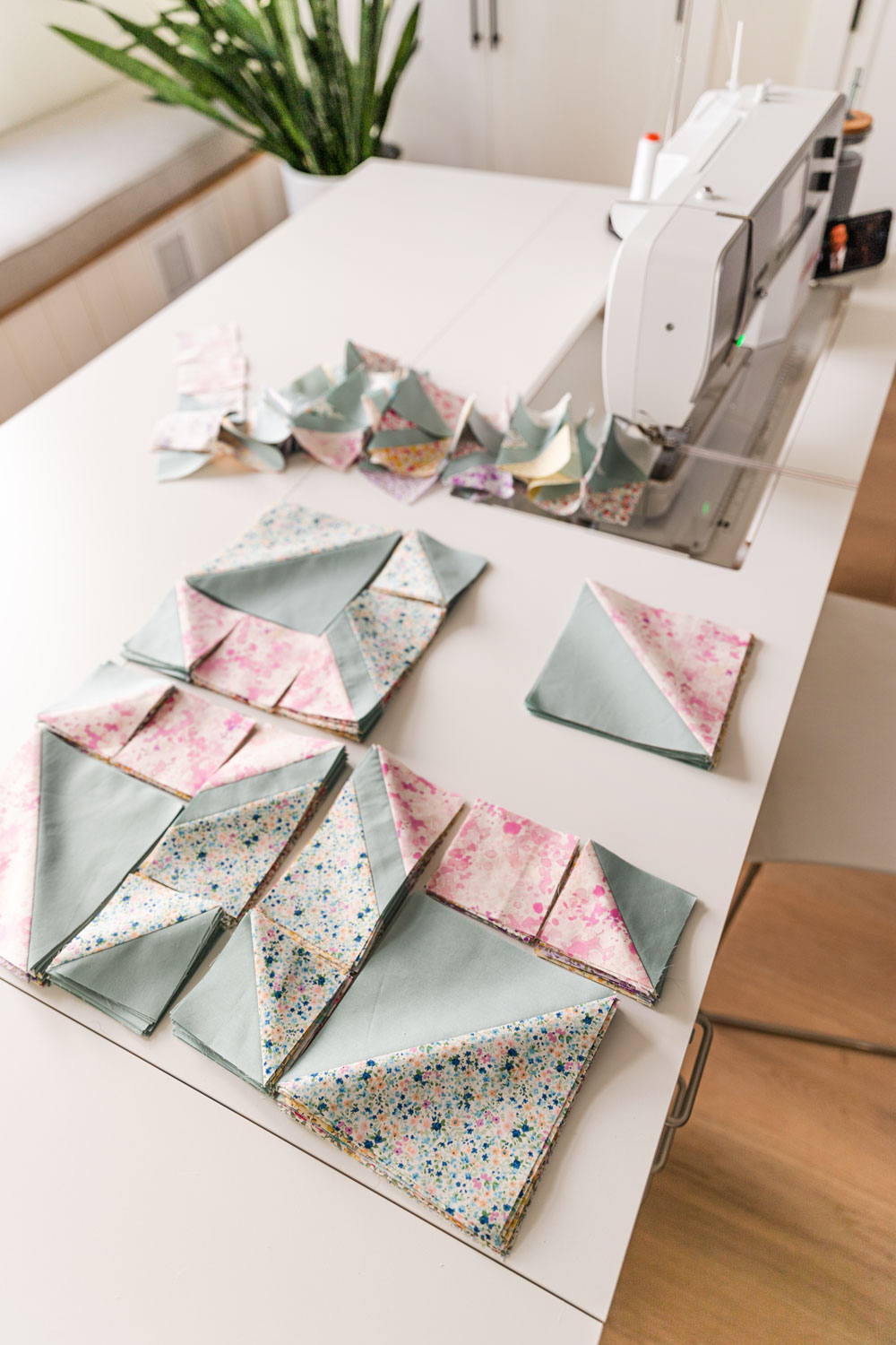 In Weeks 4 and 5 of the Holiday Party sew along we assemble our quilt blocks. Check out these extra tips and troubleshooting help! suzyquilts.com #sewalong #quilting