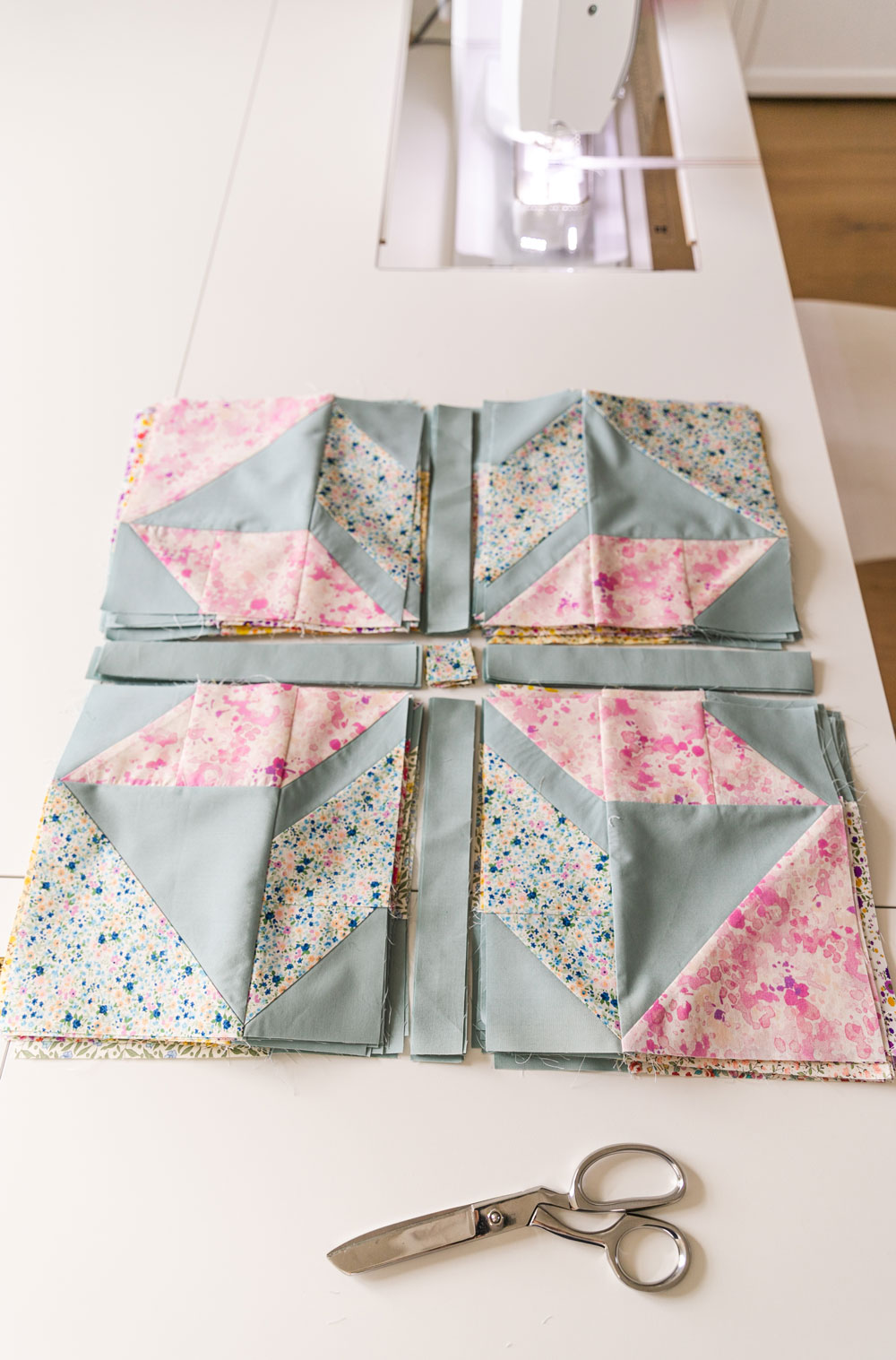 In Weeks 4 and 5 of the Holiday Party sew along we assemble our quilt blocks. Check out these extra tips and troubleshooting help! suzyquilts.com #sewalong #quilt