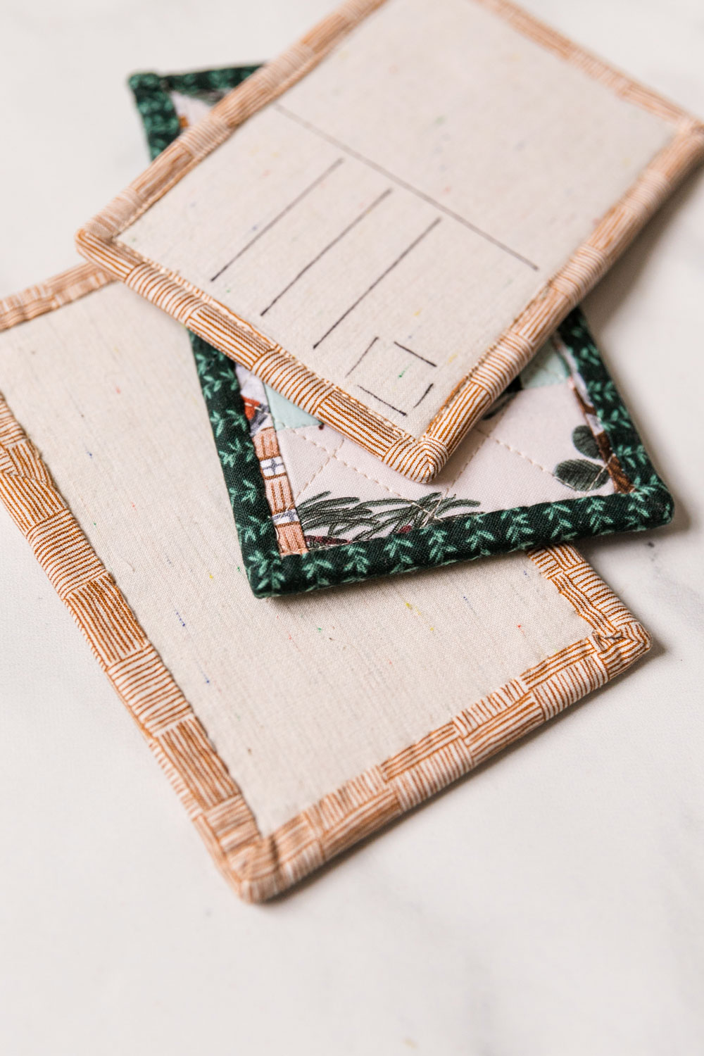 This beginner friendly quilted postcard tutorial is so fun for the holidays! Sew and send handmade notes to your friends! suzyquilts.com #sewingtutorial