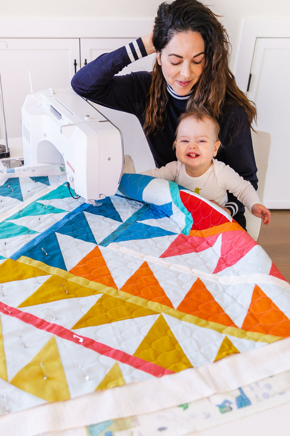 This simple free motion quilting tutorial will show you how easy and FUN free motion quilting can be! With just a few tools, and some practice, you will be a FMQ rockstar and able to quilt this adorable scallops motif just like me! suzyquilts.com #fmq #quilting