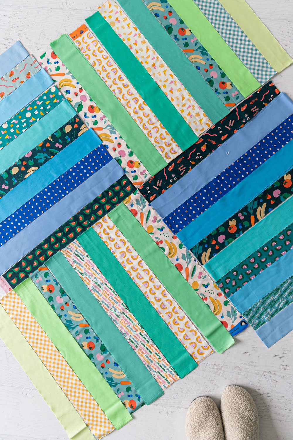 The Adventureland quilt along includes extra tips and inspiration to make this beginner and jelly roll friendly quilt pattern. suzyquilts.com #quiltpattern