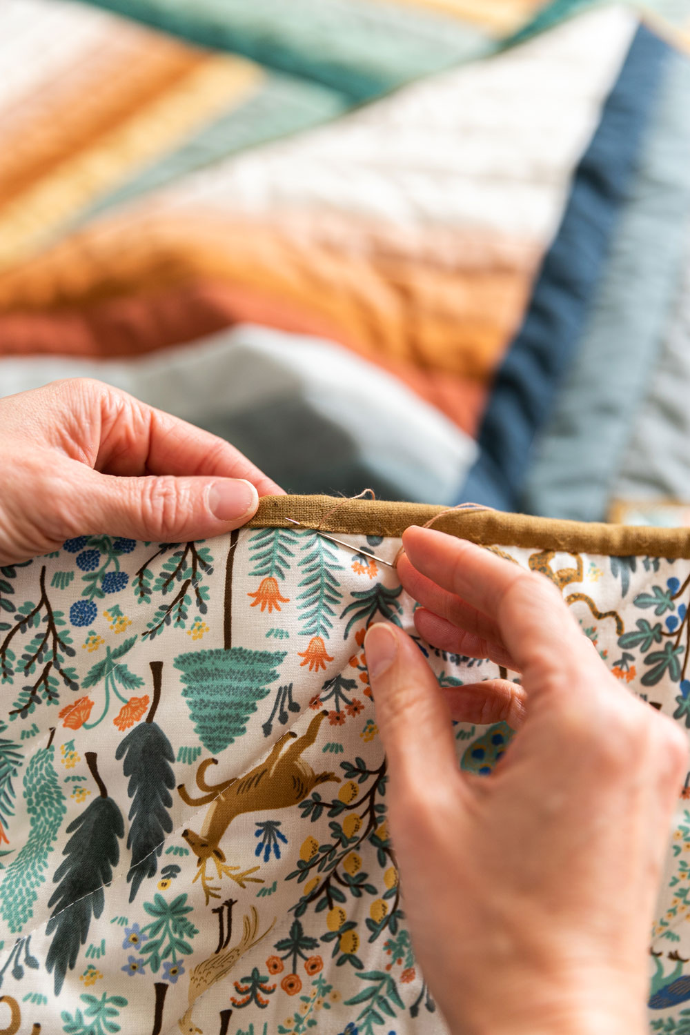 Prevent tangles, knots, and frays when hand sewing with thread conditioner. Learn how to use it and our favorites! suzyquilts.com #quilting #sewing