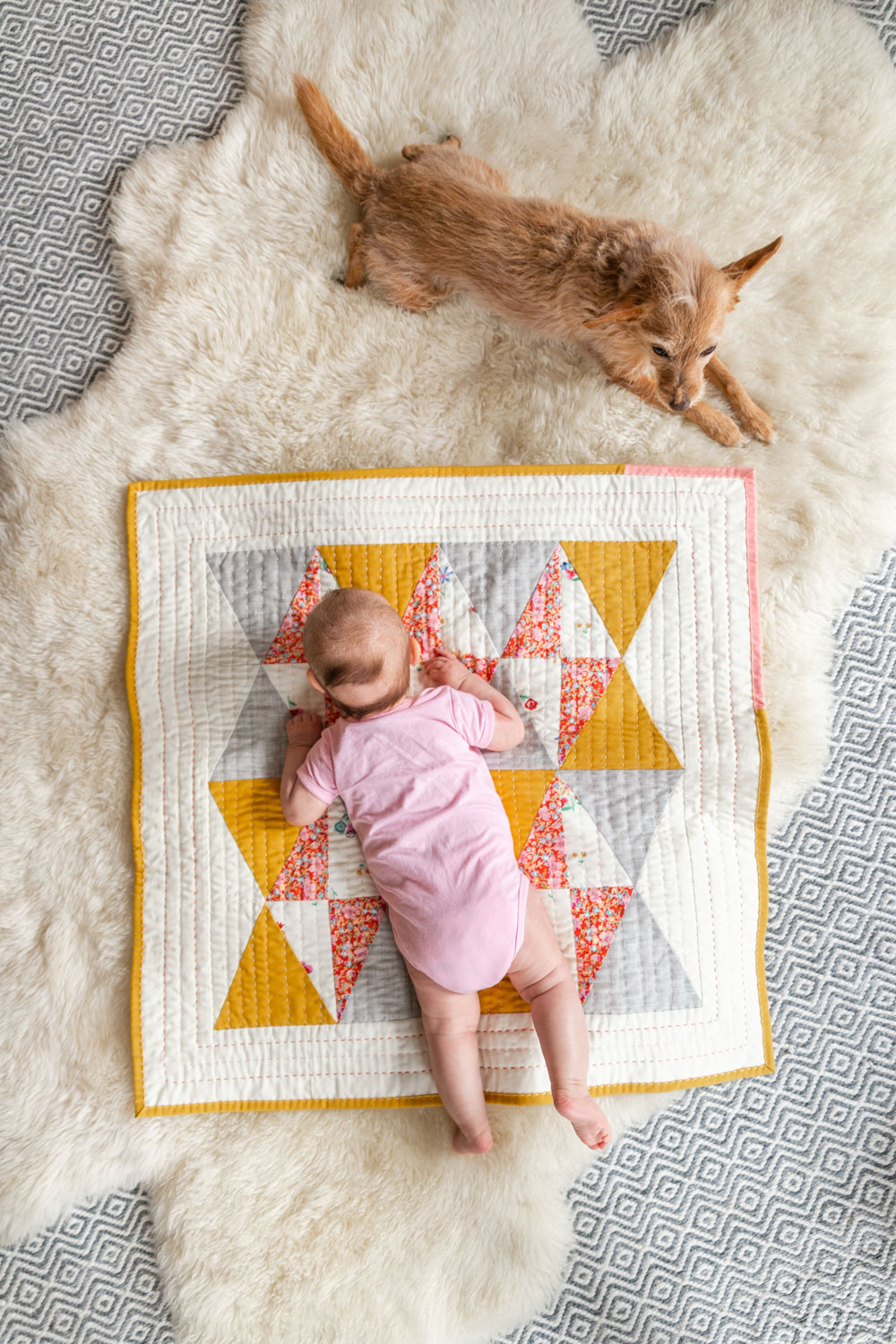 This FREE quilt pattern download, Liberty & Flowers, uses templates, making it the perfect sewing project for fussy cutting and scrap fabric. suzyquilts.com