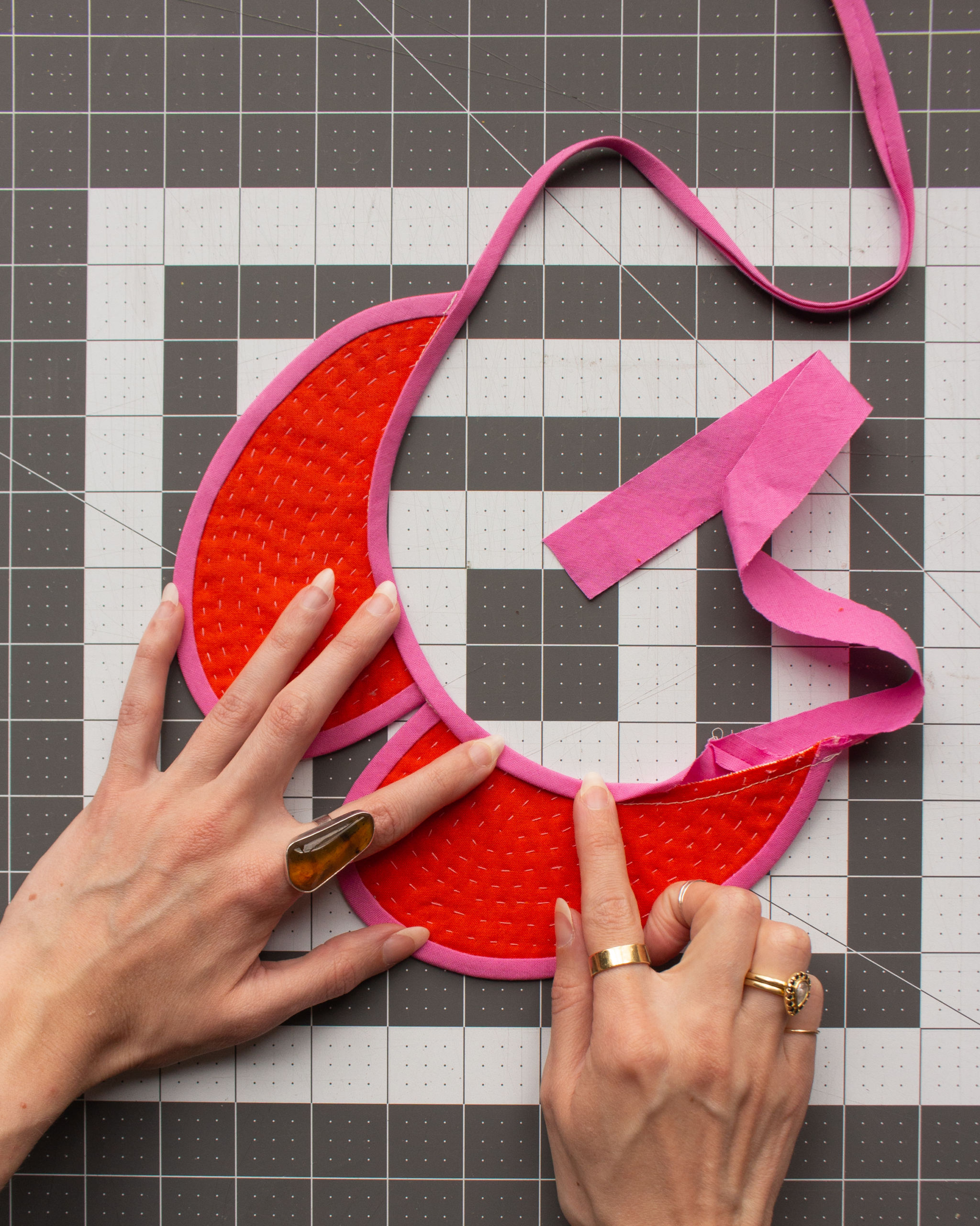 Use this adorable modern quilted collar tutorial to spice up your wardrobe! This sewing tutorial is perfect for upcycling scrap fabric. suzyquilts.com