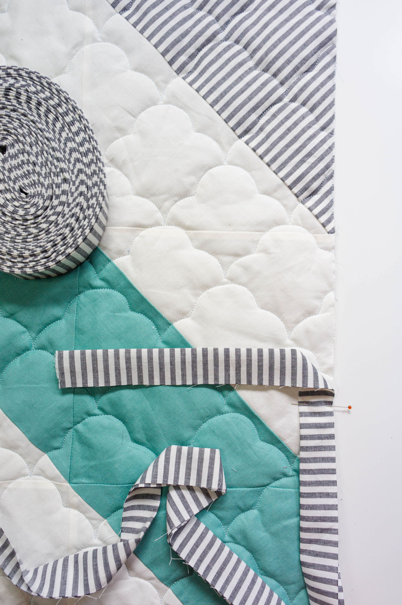 Learn how to machine bind a quilt in just a few easy steps! This is the best way to sew quilt binding quickly and accurately. suzyquilts.com