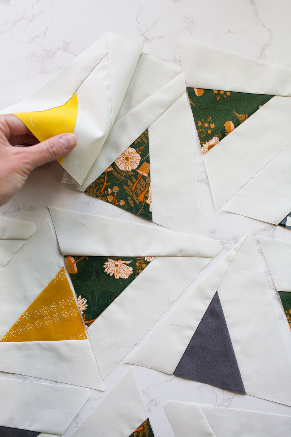 The Perennial quilt sew along will help you make this beautiful modern quilt through added instructions, pictures and tips! suzyquilts.com