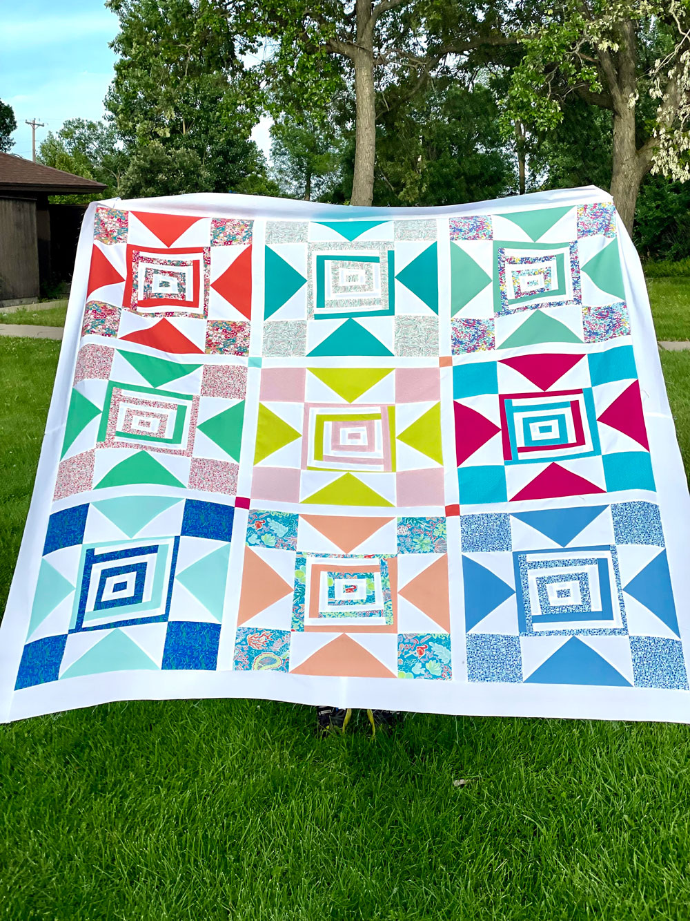 The Shining Star quilt pattern includes instructions for fat quarters and also scraps. This whimsical modern star block is so fun to make. Beginner friendly because of a step by step video tutorial included in the quilt pattern. suzyquilts.com