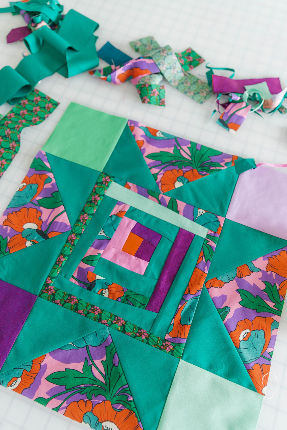 The Shining Star quilt and pillow pattern are perfect for precuts and scraps! Here are some tips on how to use scrap fabric you already have. suzyquilts.com #quilting #fabric
