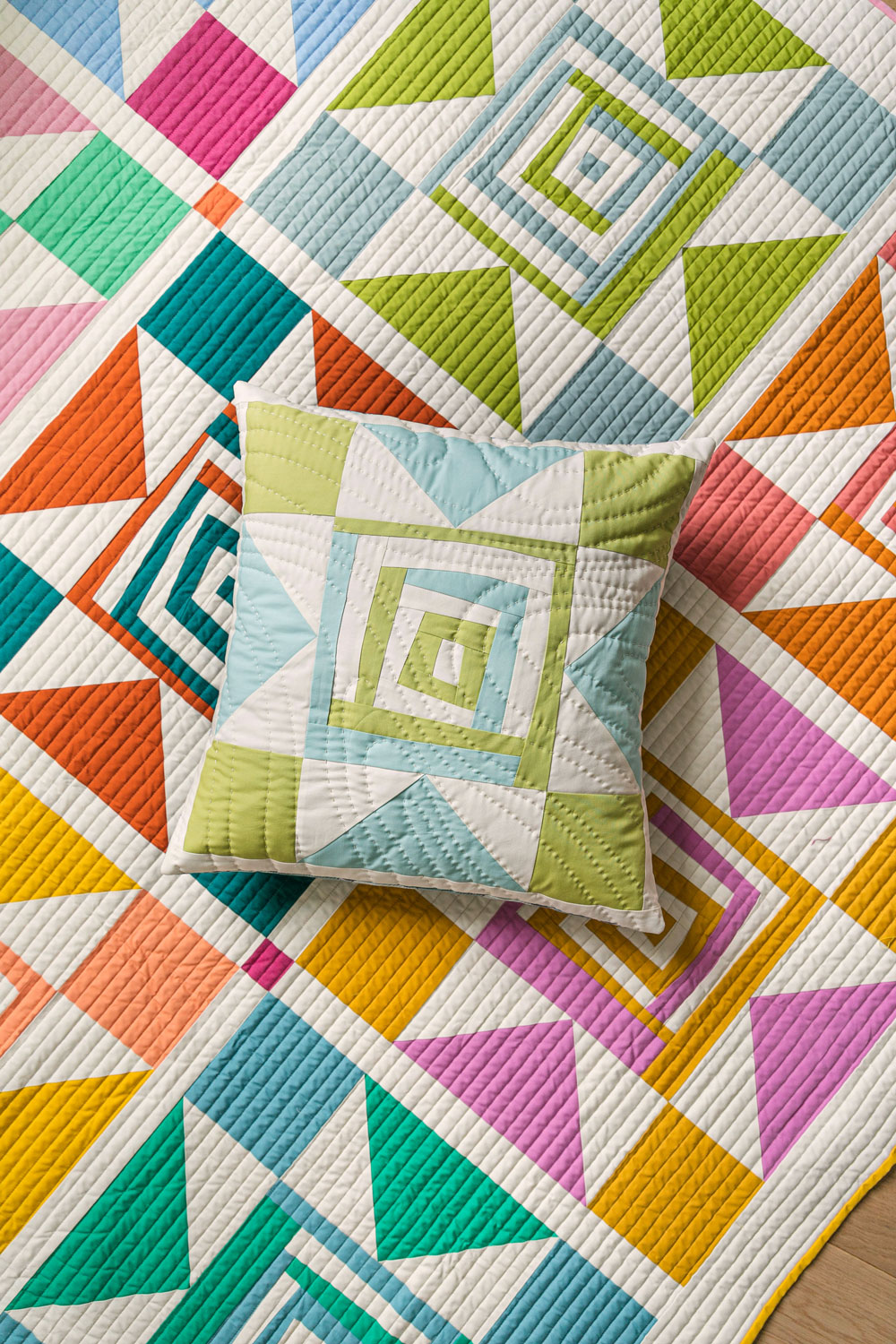 The Shining Star quilt and pillow pattern are perfect for precuts and scraps! Here are some tips on how to use scrap fabric you already have. suzyquilts.com #quilting #fabric