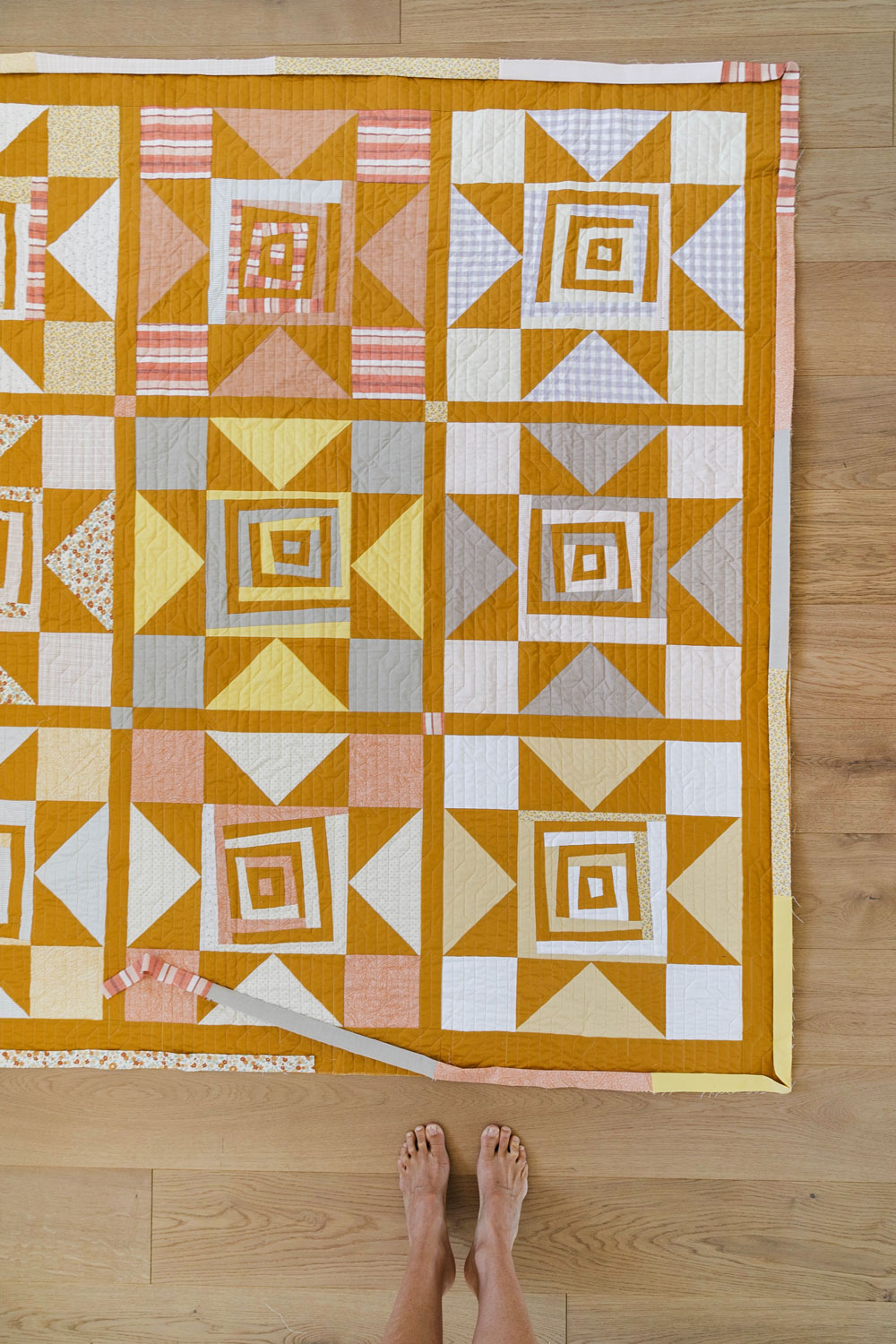 In the final week of the Shining Star quilt sew along we assemble our star blocks and finish the quilt top. Check out my tips for success! suzyquilts.com #sewing #quilting