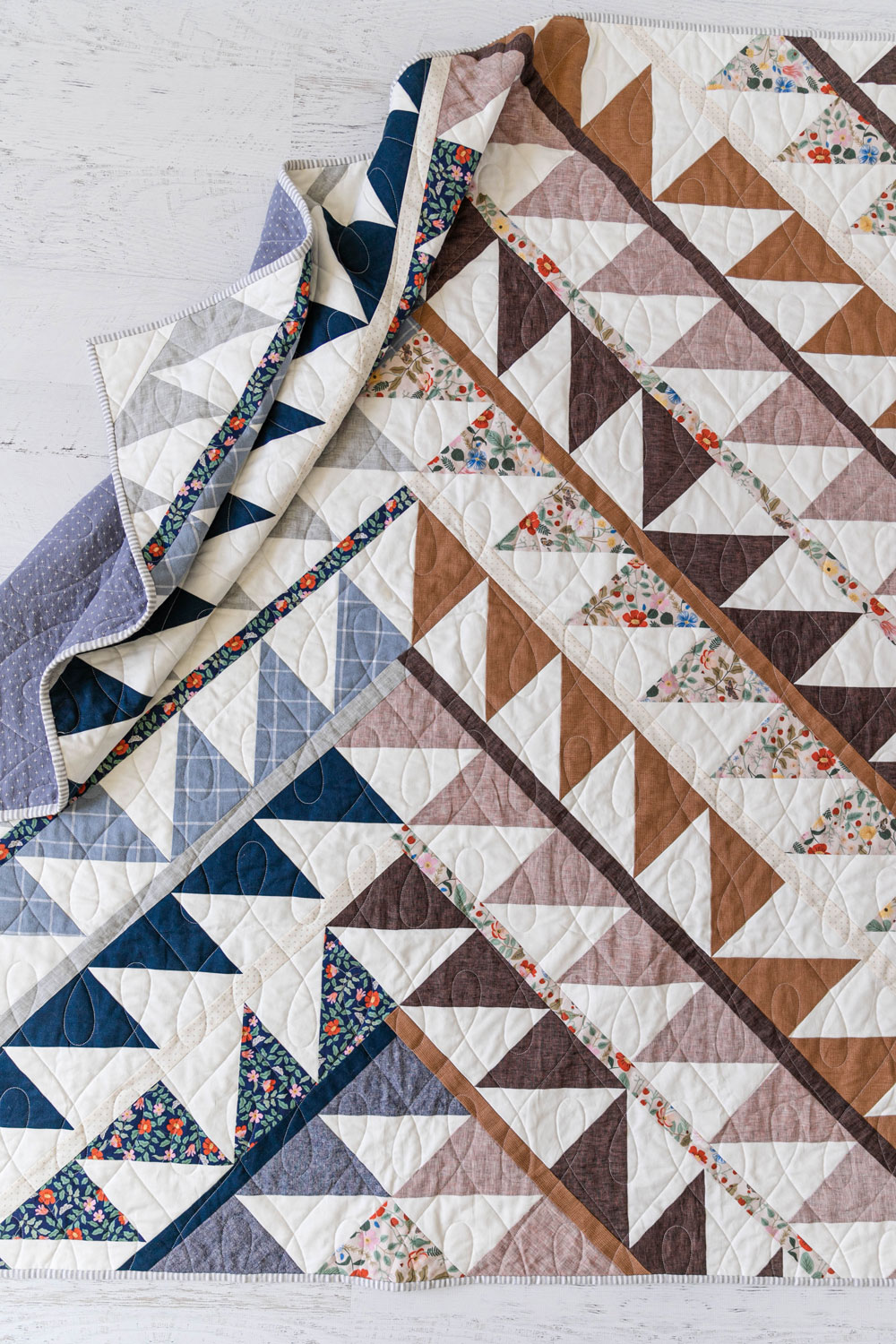 The Gather quilt sew along is an online quilting community experience! We will make this modern quilt pattern together – one week at a time. suzyquilts.com #quiltalong #modernquiltpattern