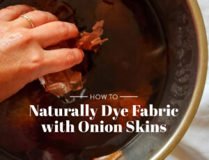 Learn how to natural dye fabric with onion skins using this easy-to-follow fabric dying tutorial. Most supplies you already have at home! suzyquilts.com