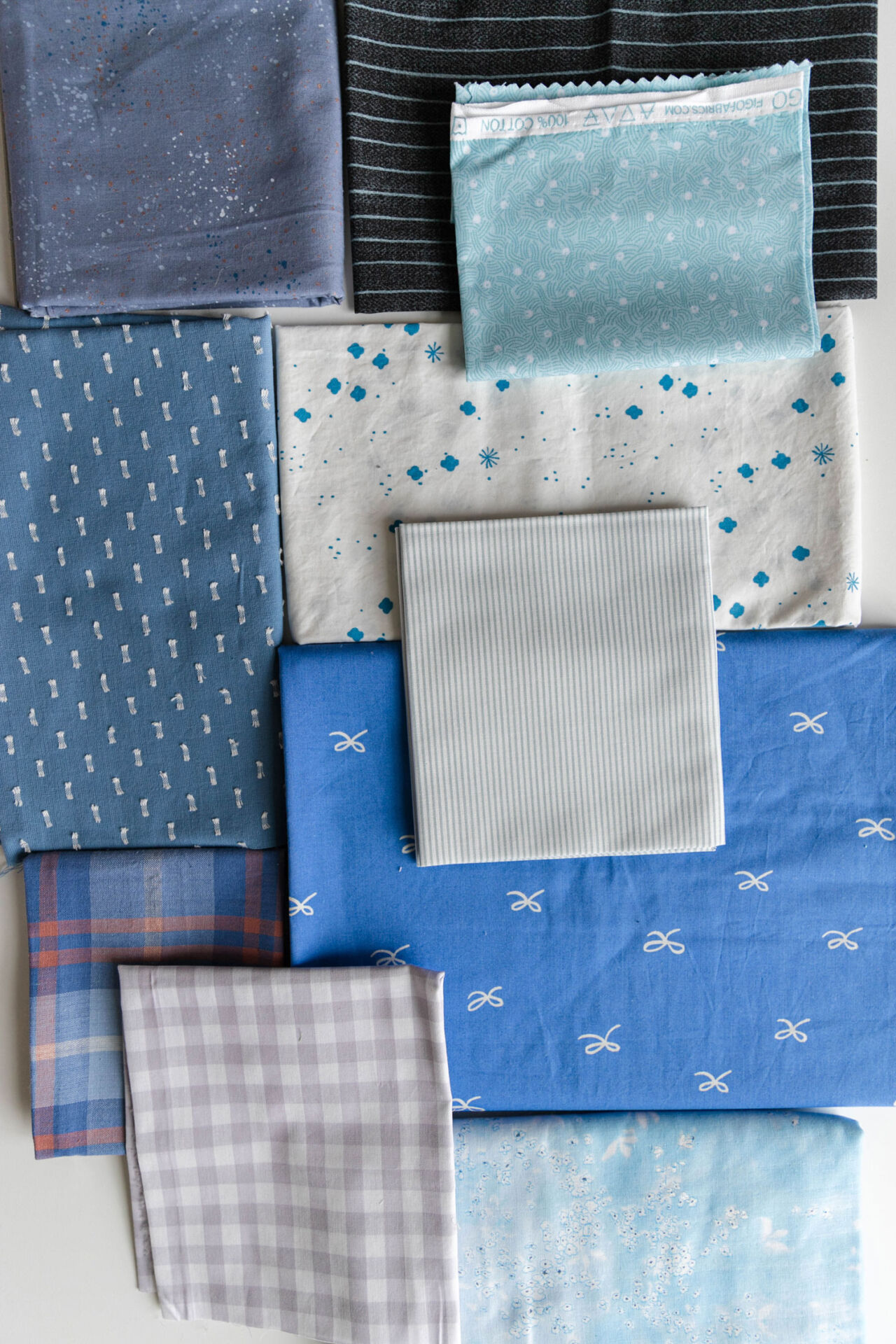 This Ultimate Guide to Picking Fabric for a Quilt is packed with actionable steps and tools help you choose fabric with confidence. suzyquilts.com This Ultimate Guide to Picking Fabric for a Quilt is packed with actionable steps and tools help you choose fabric with confidence. suzyquilts.com