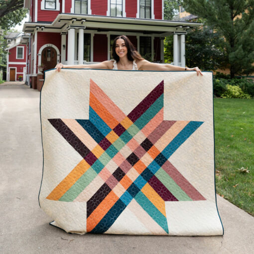The Star Crossed quilt pattern includes video tutorials and beautiful instructions so you can make this bold modern quilt. suzyquilts.com