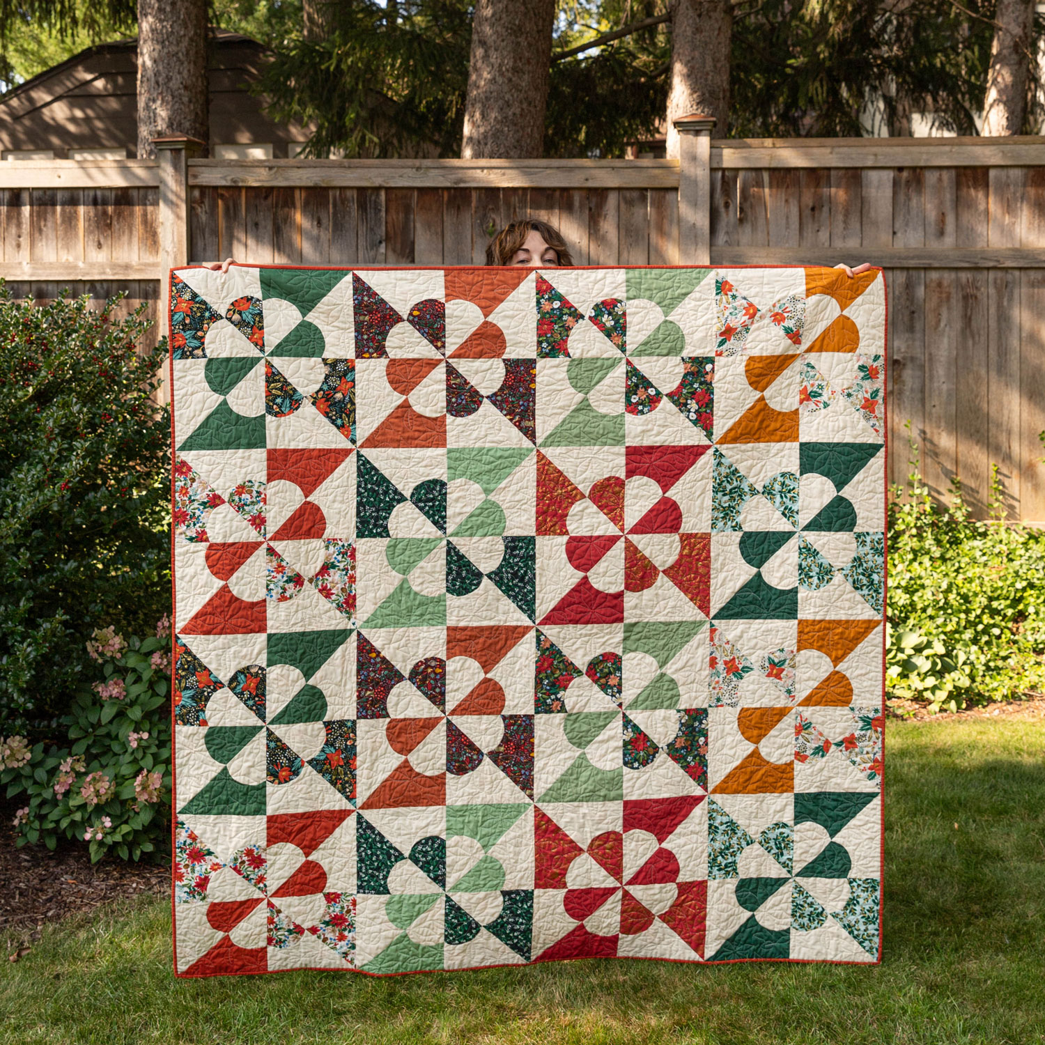 The Noel quilt pattern is a modern, simplified twist on the traditional hearts and gizzards quilt. suzyquilts.com