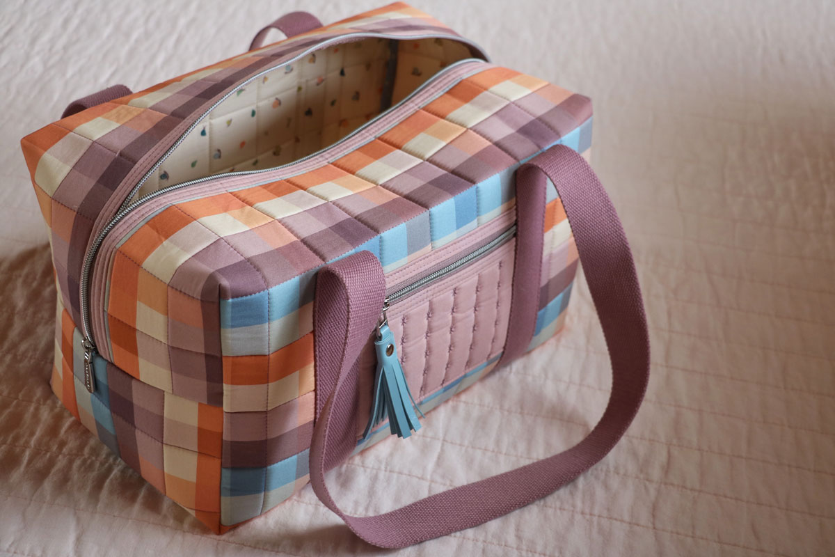 A duffle bag made using Slow Summer fabric by Suzy Quilts for Art Gallery Fabrics. #quilting #sewingdiy suzyquilts.com A duffle bag made using Slow Summer fabric by Suzy Quilts for Art Gallery Fabrics. #quilting #sewingdiy suzyquilts.com