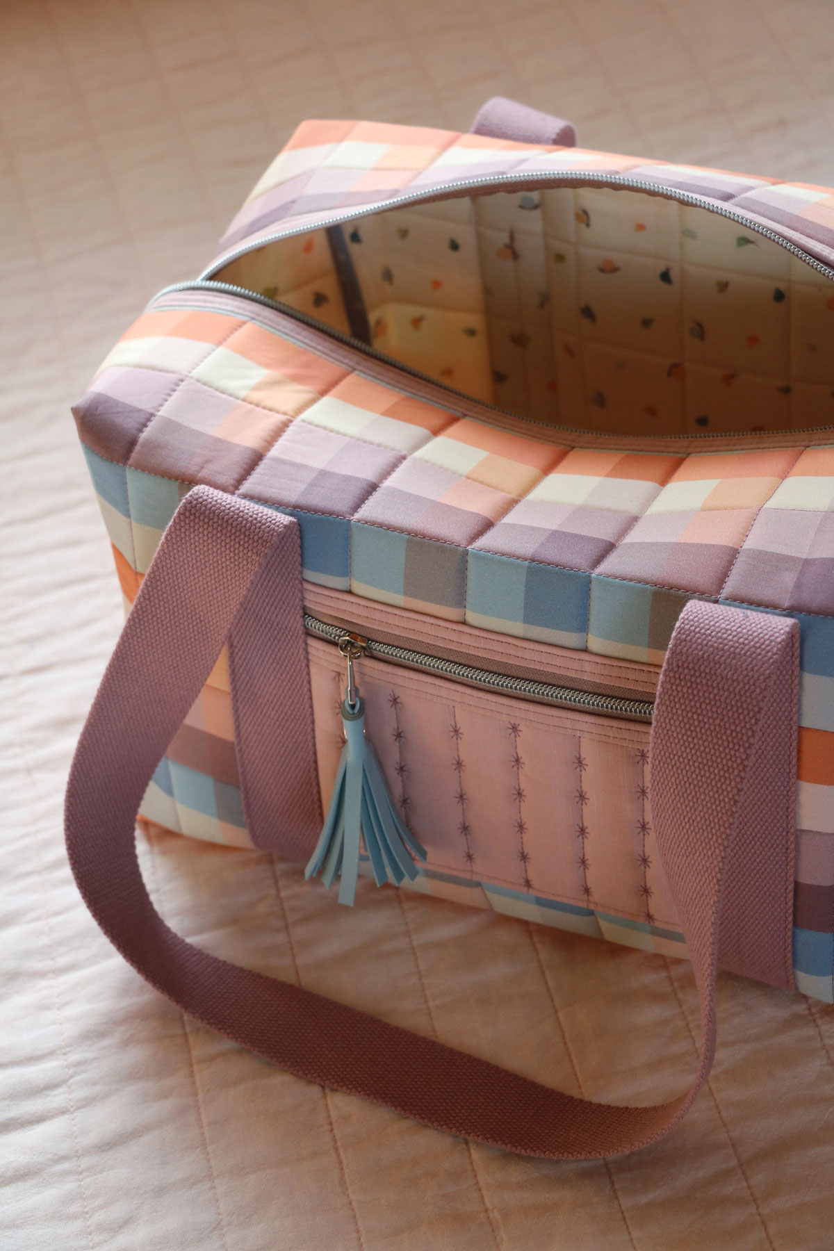 A duffle bag made using Slow Summer fabric by Suzy Quilts for Art Gallery Fabrics. #quilting #sewingdiy suzyquilts.com A duffle bag made using Slow Summer fabric by Suzy Quilts for Art Gallery Fabrics. #quilting #sewingdiy suzyquilts.com