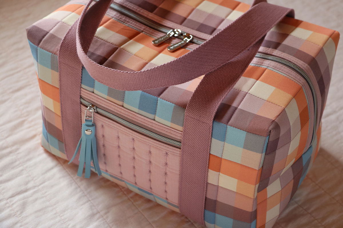 A duffle bag made using Slow Summer fabric by Suzy Quilts for Art Gallery Fabrics. #quilting #sewingdiy suzyquilts.com A duffle bag made using Slow Summer fabric by Suzy Quilts for Art Gallery Fabrics. #quilting #sewingdiy suzyquilts.com
