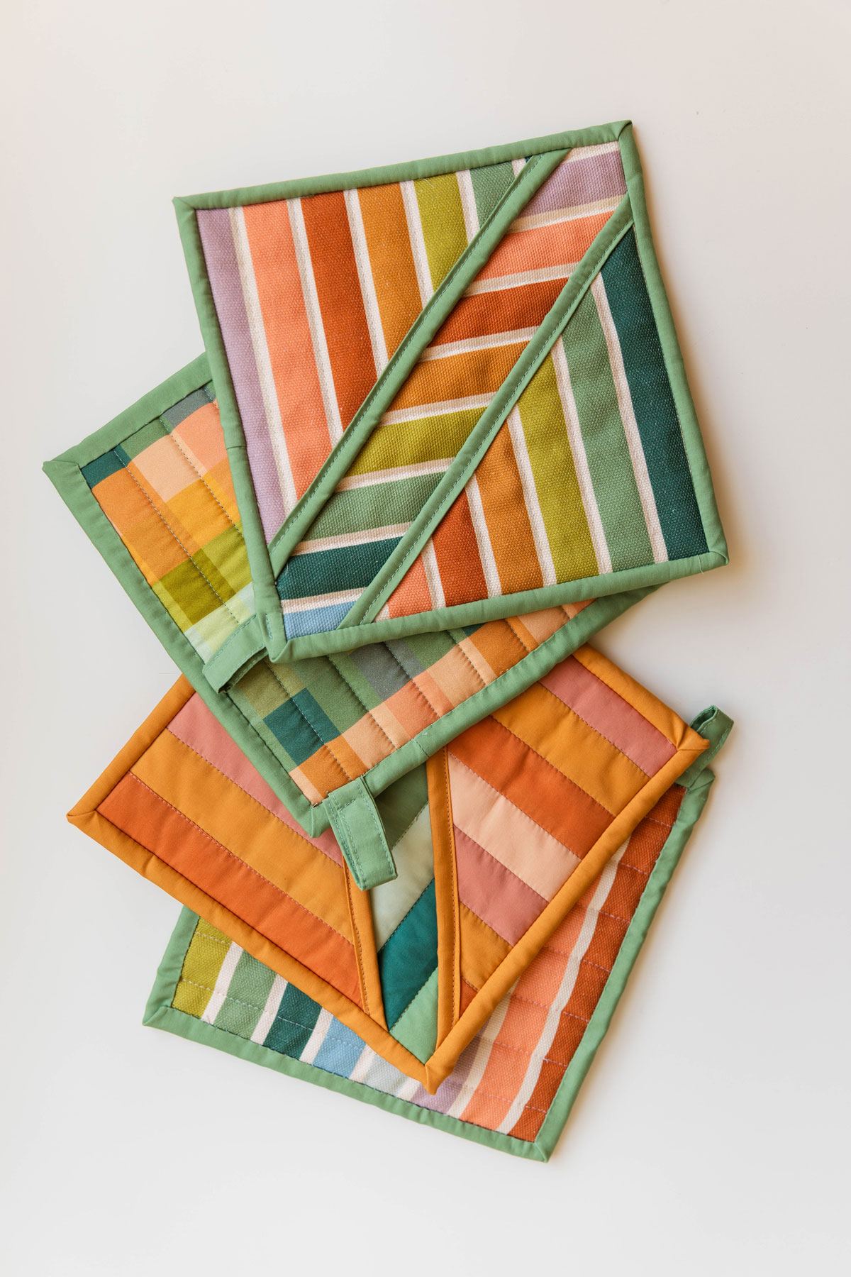 Pot holders made using striped fabric from the Slow Summer collection by Suzy Quilts for Art Gallery Fabrics. #quilting #sewingdiy suzyquilts.com Pot holders made using striped fabric from the Slow Summer collection by Suzy Quilts for Art Gallery Fabrics. #quilting #sewingdiy suzyquilts.com