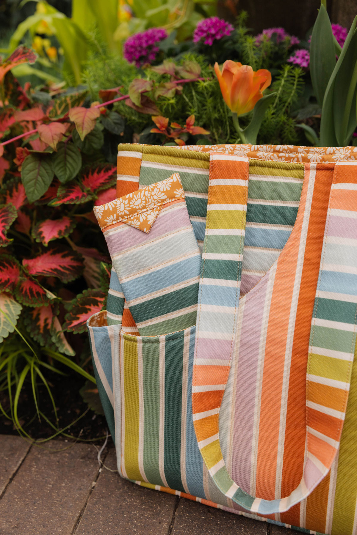 A pickleball bag made using striped fabric. #quilting #sewingdiy suzyquilts.com A pickleball bag made using striped fabric. #quilting #sewingdiy suzyquilts.com