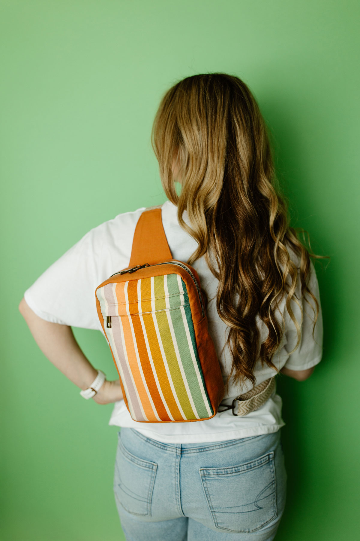 A sling bag made using Slow Summer fabric by Suzy Quilts for Art Gallery Fabrics. #quilting #sewingdiy suzyquilts.com A sling bag made using Slow Summer fabric by Suzy Quilts for Art Gallery Fabrics. #quilting #sewingdiy suzyquilts.com