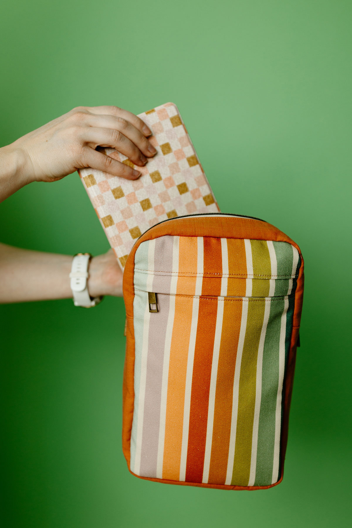 A sling bag made using Slow Summer fabric by Suzy Quilts for Art Gallery Fabrics. #quilting #sewingdiy suzyquilts.com A sling bag made using Slow Summer fabric by Suzy Quilts for Art Gallery Fabrics. #quilting #sewingdiy suzyquilts.com