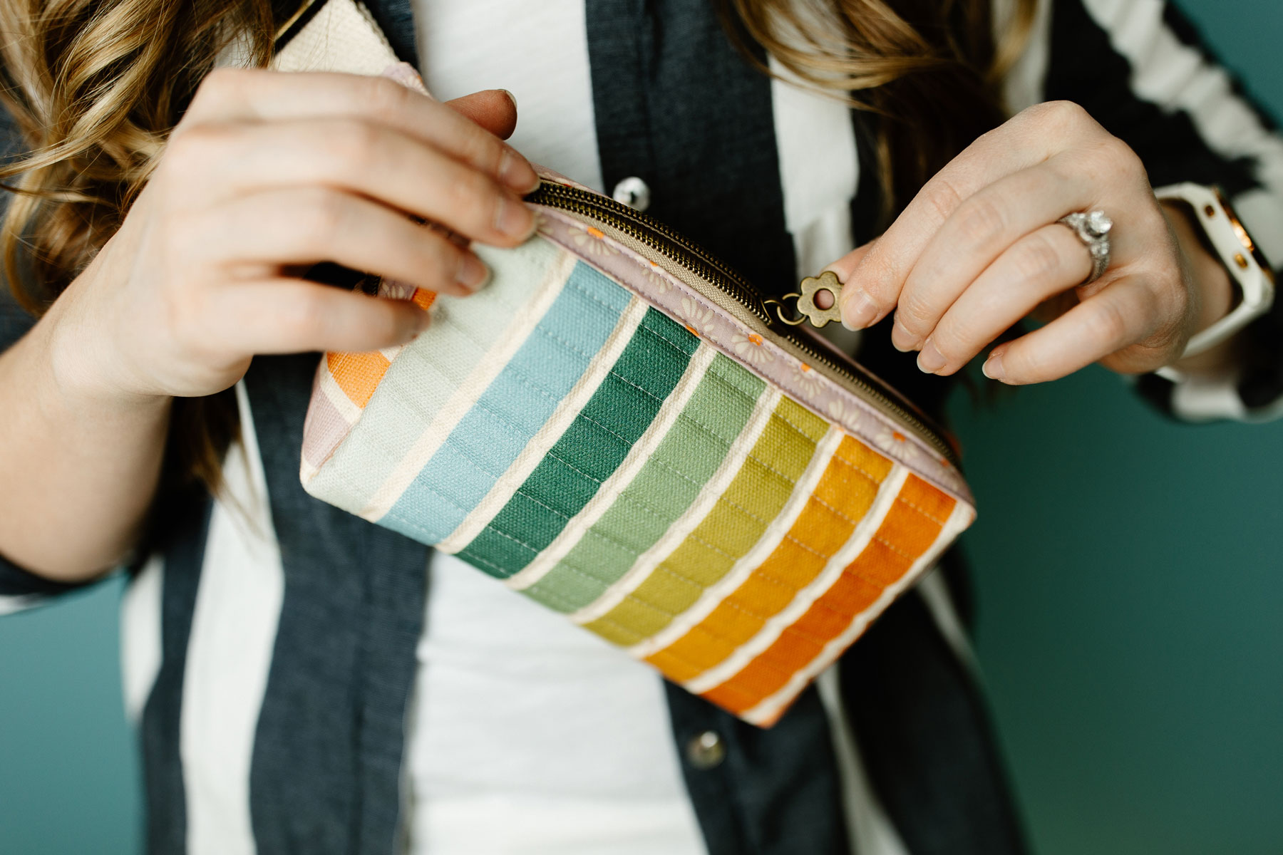 A bag made using striped canvas. #quilting #sewingdiy suzyquilts.com A bag made using striped canvas. #quilting #sewingdiy suzyquilts.com