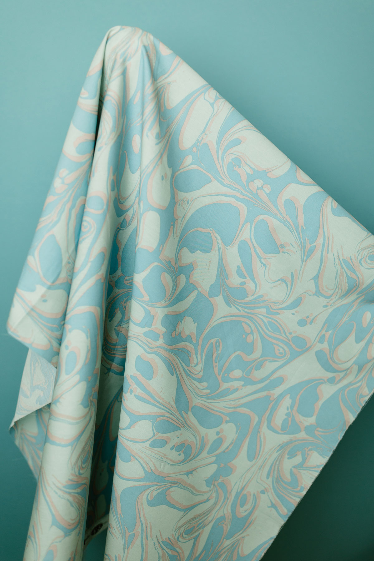 Marbled fabric from the Slow Summer fabric collection by Suzy Quilts for Art Gallery Fabrics. #quilting #sewingdiy suzyquilts.com Marbled fabric from the Slow Summer fabric collection by Suzy Quilts for Art Gallery Fabrics. #quilting #sewingdiy suzyquilts.com