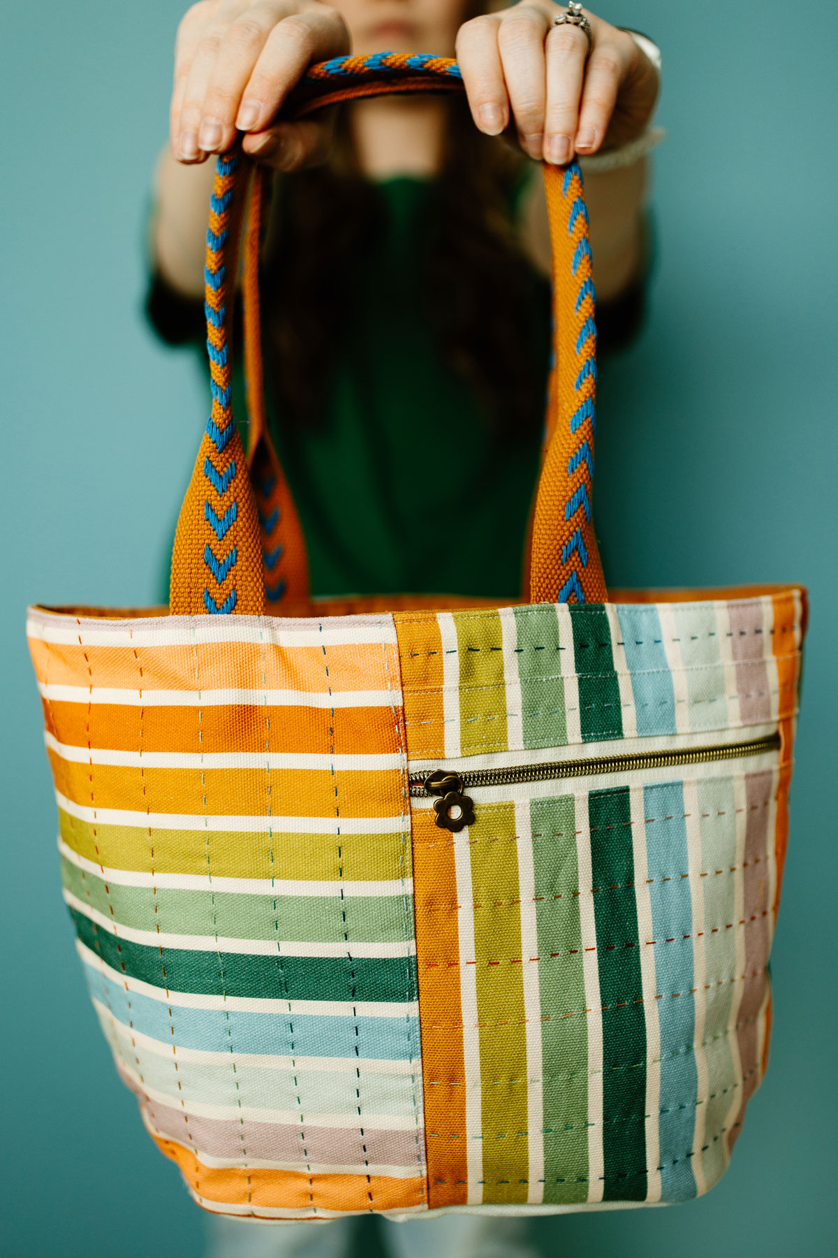 A tote bag made using striped fabric from the Slow Summer fabric collection by Suzy Quilts for Art Gallery Fabrics. #quilting #sewingdiy suzyquilts.com A tote bag made using striped fabric from the Slow Summer fabric collection by Suzy Quilts for Art Gallery Fabrics. #quilting #sewingdiy suzyquilts.com