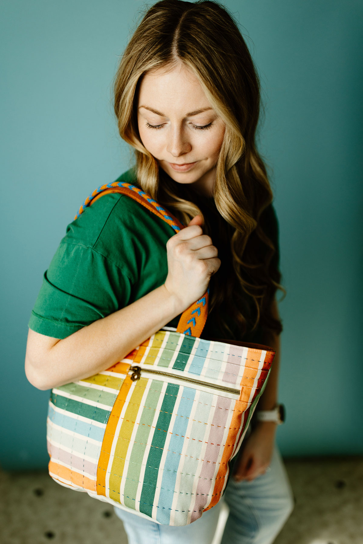 A tote bag made using striped fabric from the Slow Summer fabric collection by Suzy Quilts for Art Gallery Fabrics. #quilting #sewingdiy suzyquilts.com A tote bag made using striped fabric from the Slow Summer fabric collection by Suzy Quilts for Art Gallery Fabrics. #quilting #sewingdiy suzyquilts.com