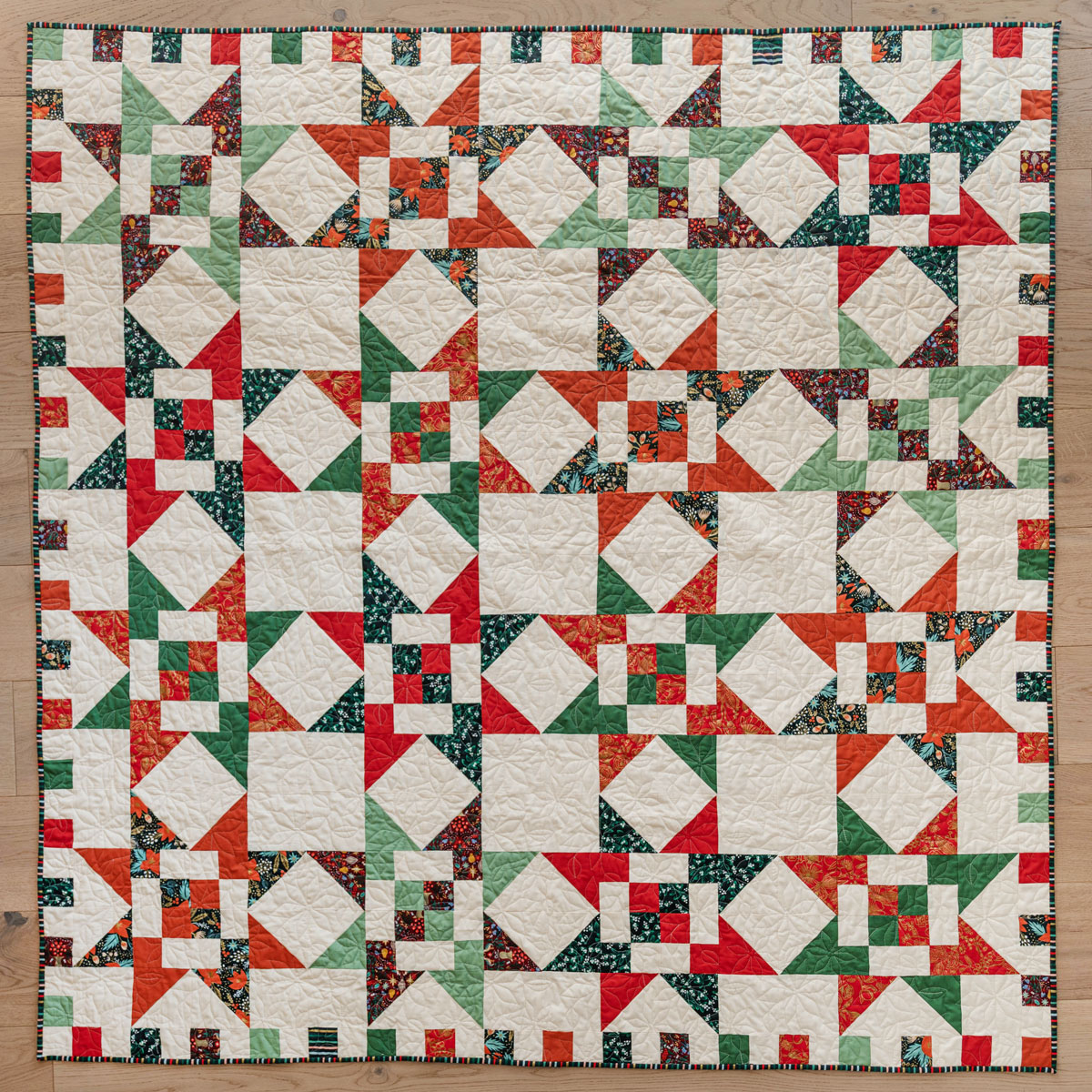 Christmas Fat Quarter Stars Quilt Pattern | suzyquilts.com
