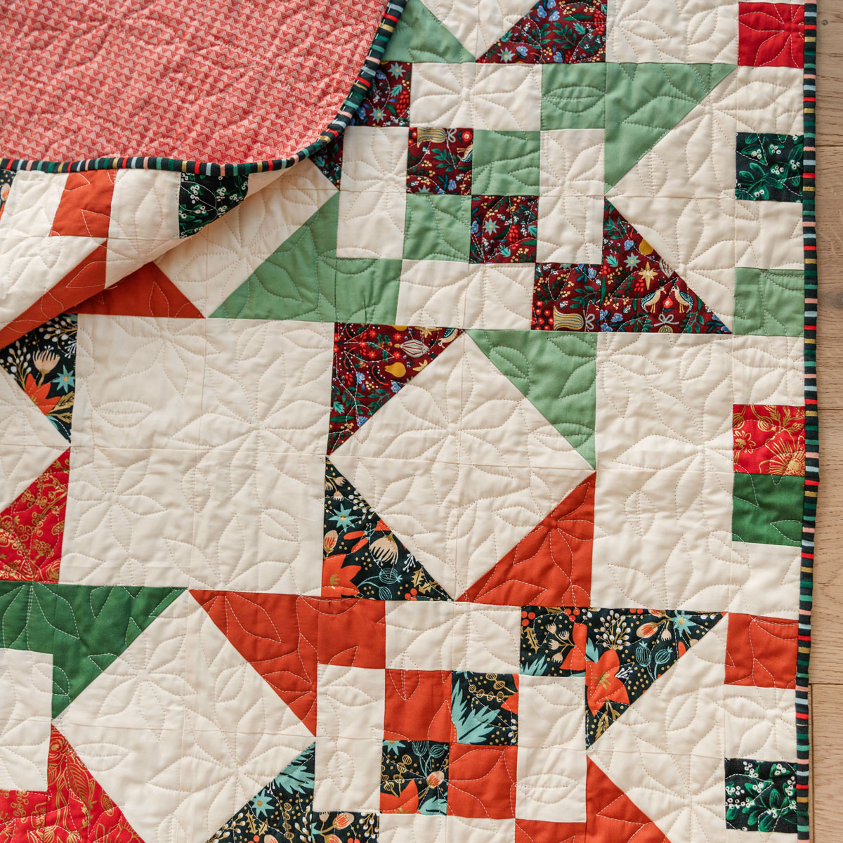 Red and Green Christmas Fat Quarter Stars Quilt Pattern | suzyquilts.com