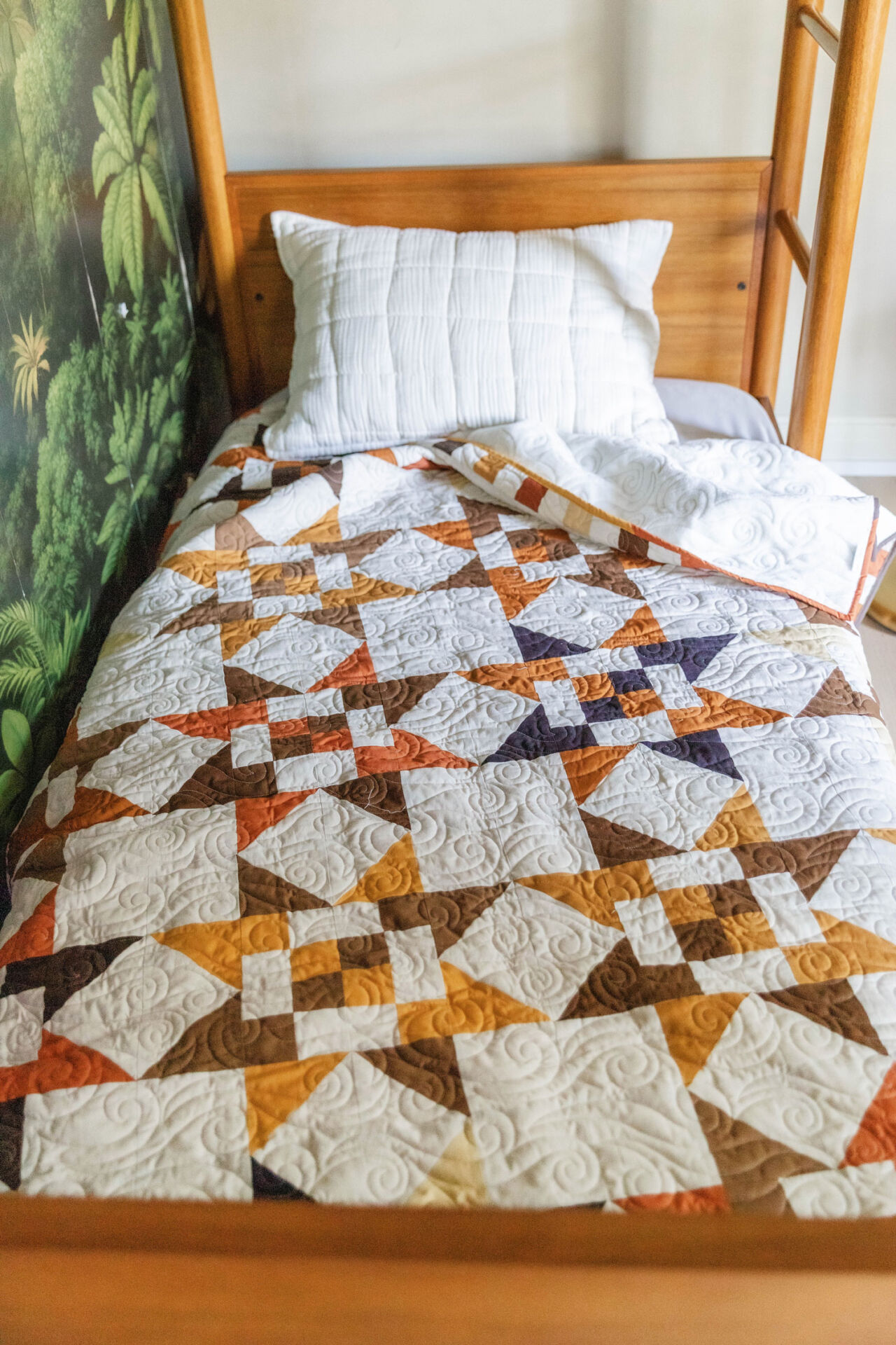 Star Quilt pattern in a twin size on a bunk bed | suzyquilts.com Star Quilt pattern in a twin size on a bunk bed | suzyquilts.com