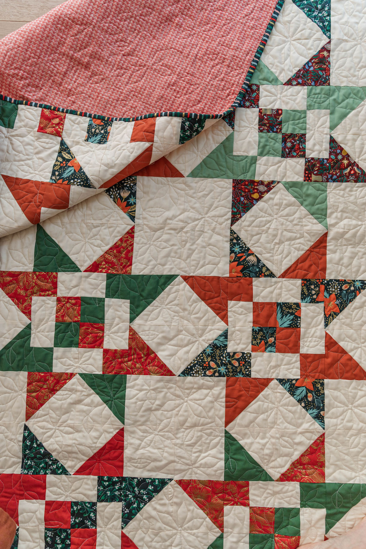 A Fat Quarter Stars quilt pattern by Suzy Quilts with a white background and red and green stars. #Quilting #SewingDIY suzyquilts.com A Fat Quarter Stars quilt pattern by Suzy Quilts with a white background and red and green stars. #Quilting #SewingDIY suzyquilts.com