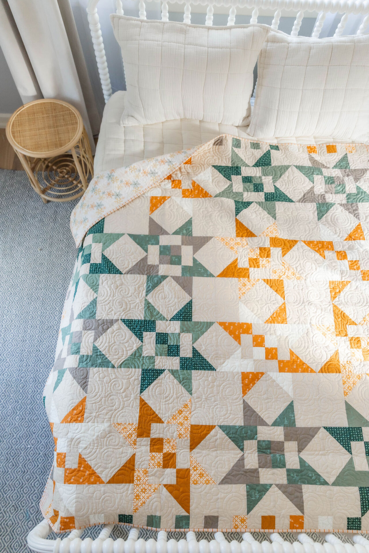 Star Quilt pattern made with fat quarters on a white bed | suzyquilts.com Star Quilt pattern made with fat quarters on a white bed | suzyquilts.com
