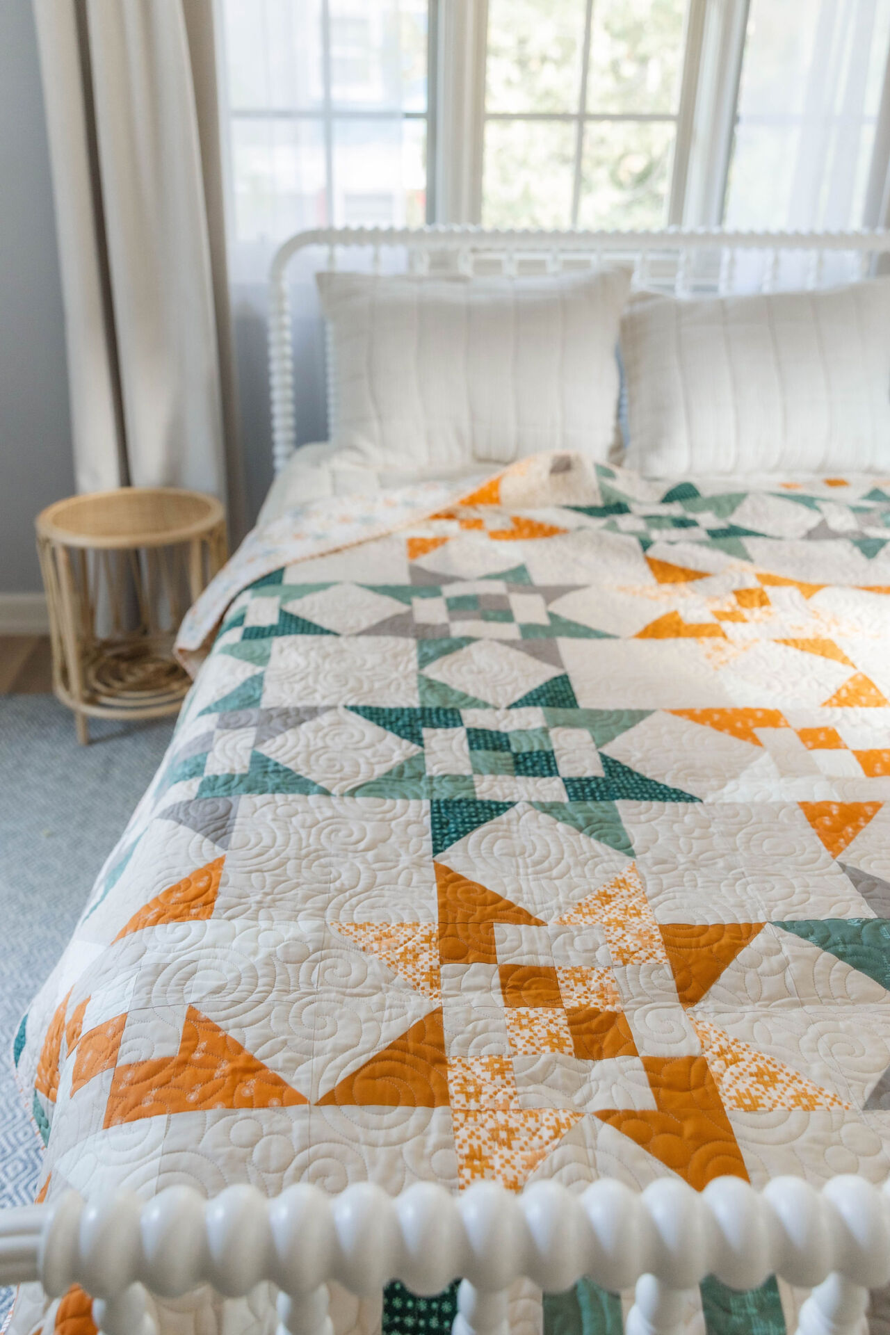 Star Quilt pattern made with fat quarters on a white bed | suzyquilts.com Star Quilt pattern made with fat quarters on a white bed | suzyquilts.com