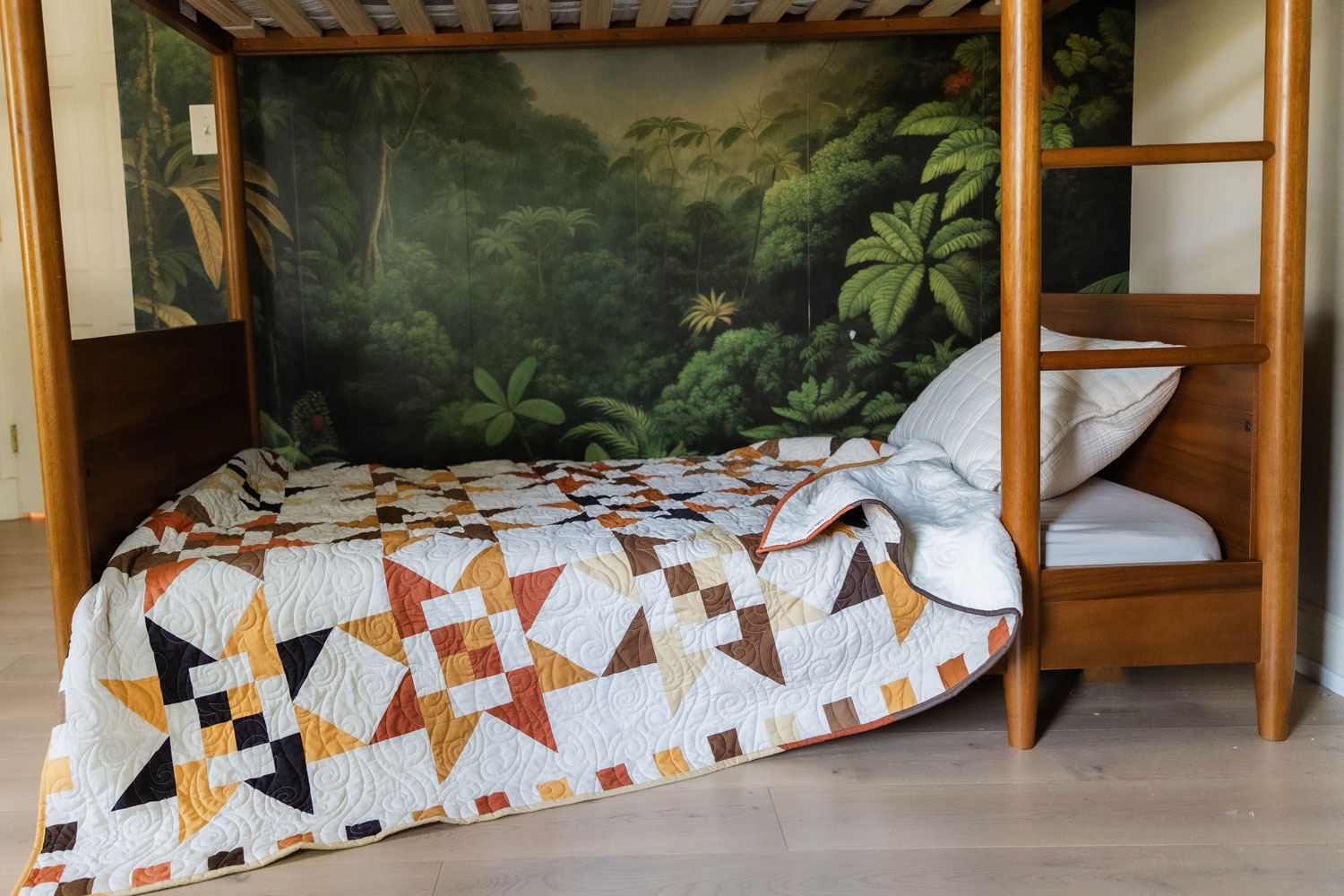 Star Quilt pattern in a twin size on a bunk bed | suzyquilts.com Star Quilt pattern in a twin size on a bunk bed | suzyquilts.com